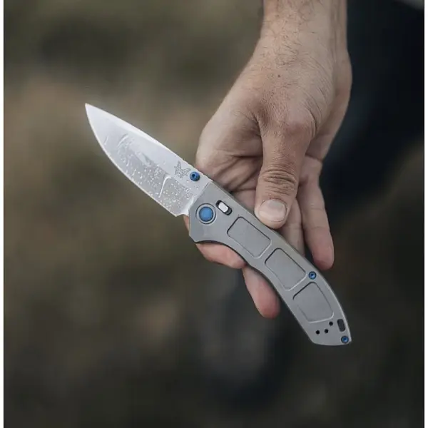Benchmade NARROWS AXIS 灰鈦柄藍指柱折刀-M390鋼-0