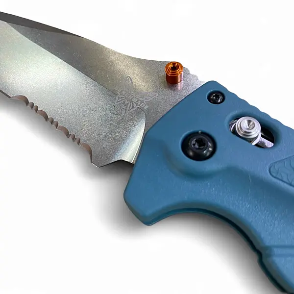 Benchmade Adira 海藍Grivory柄/AXIS鎖/半齒刃折刀-0