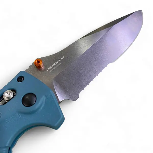 Benchmade Adira 海藍Grivory柄/AXIS鎖/半齒刃折刀-0