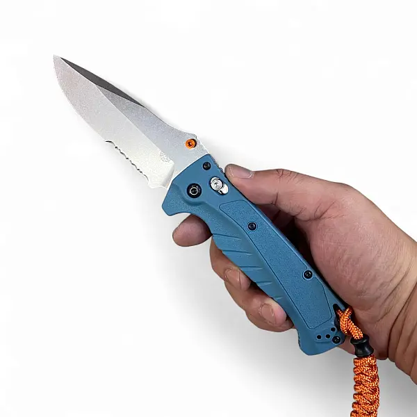 Benchmade Adira 海藍Grivory柄/AXIS鎖/半齒刃折刀-0