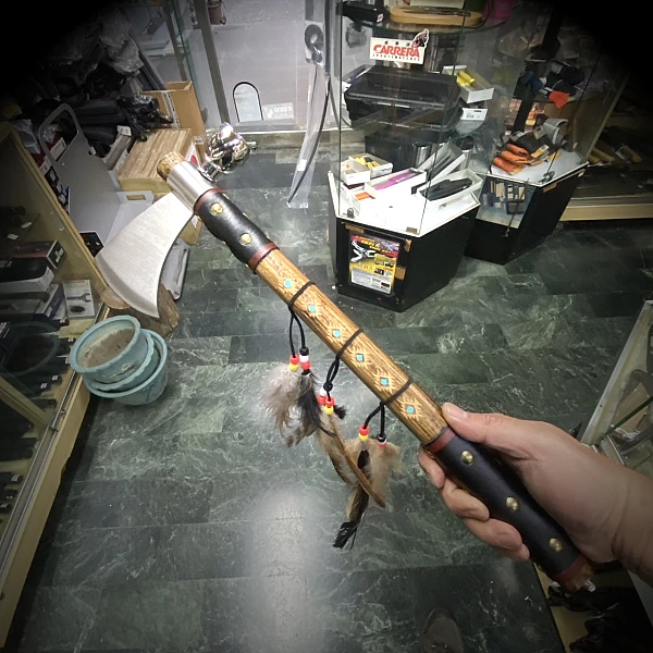 S-TEC Chief’s Tomahawk with pipe 羽毛皮革木雕花柄菸斗斧-0